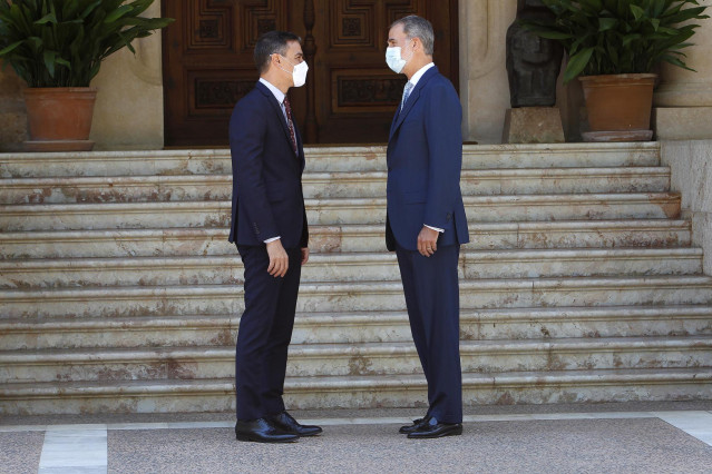 El Rey Felipe VI recibe en el Palacio de Marivent al presidente del Gobierno, Pedro Sánchez.