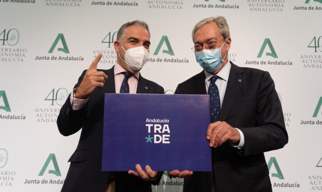 El consejero de la Presidencia y portavoz del Gobierno andaluz, Elías Bendodo, y el consejero de Transformación Económica, Rogelio Velasco, este martes en la rueda de prensa del Consejo de Gobierno.