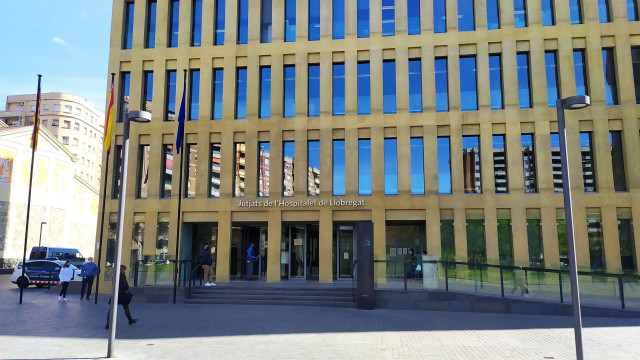 Archivo - Entrada de los Juzgados de L'Hospitalet de Llobregat (Barcelona), el 8 de abril de 2021.