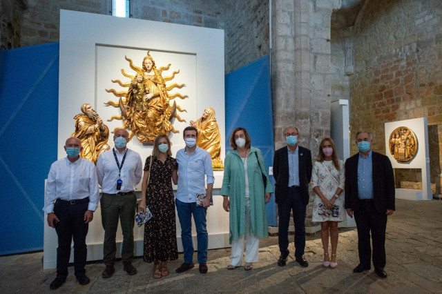 El presidente del PP, Pablo Casado, visita junto a su mujer Isabel Torres la exposición 
