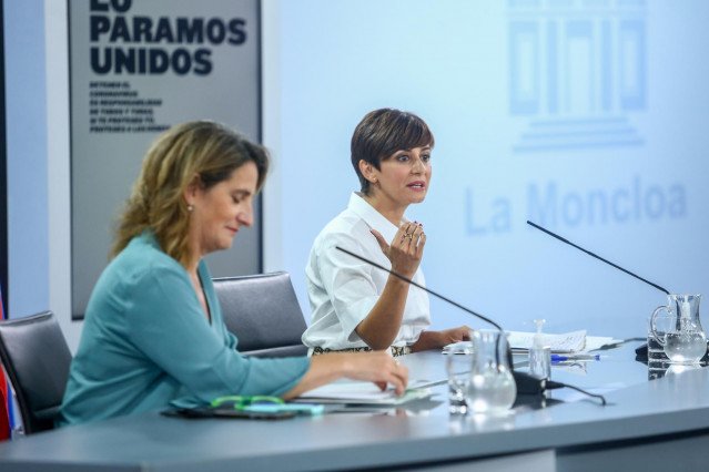 (I-D) La vicepresidenta tercera, Teresa Ribera, y la ministra Portavoz, Isabel Rodríguez, comparecen en una rueda de prensa tras una reunión del Consejo de Ministros en Moncloa, a 3 de agosto de 2021, en Madrid, (España).