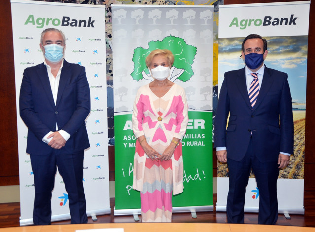 Carmen Quintanilla, presidenta de Afammer, junto con Sergio Gutiérrez y Carlos Seara en representación de CaixaBank en la renovación del acuerdo.