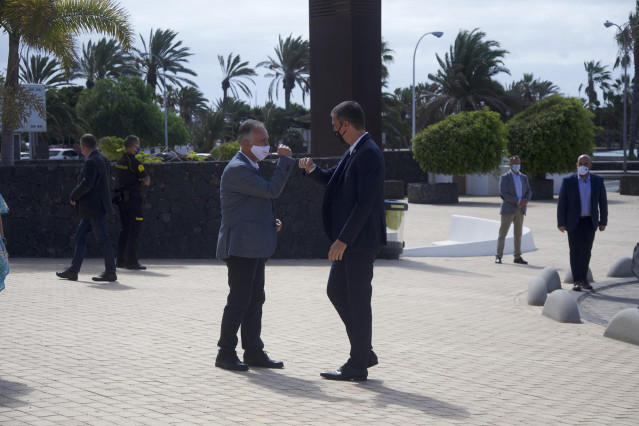 Archivo - El presidente del Gobierno, Pedro Sánchez (d), saluda con el codo al presidente de Canarias, Ángel Víctor Torres, durante un acto institucional en sus vacaciones de agosto de 2020 en Lanzarote