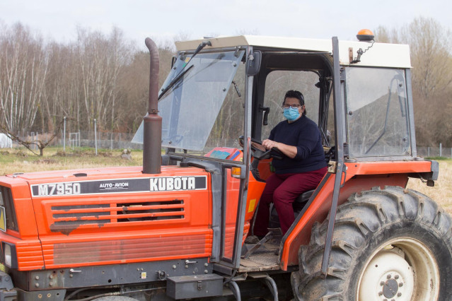 Archivo - Una agricultura en su tractor