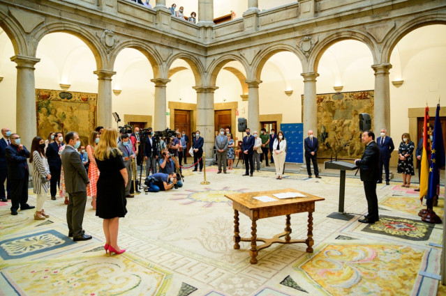 El ministro de Asuntos Exteriores, UE y Cooperación presidiendo la toma de posesión de los dos nuevos directores generales en la sede del Ministerio