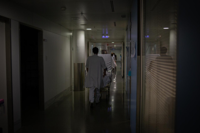 Archivo - Profesional sanitario traslada una cama móvil en la Unidad de Cuidados Intensivos –UCI- del Hospital de la Santa Creu i Sant Pau, integrado en la Red Hospitalaria de Utilización Pública de Catalunya, en Barcelona, Catalunya.