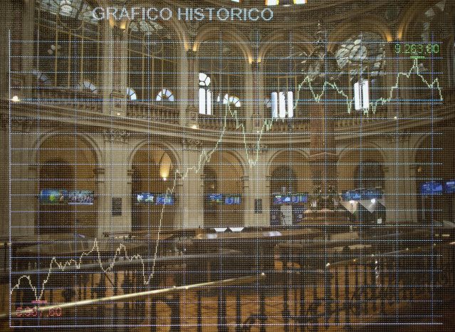 Valores del Ibex 35 en los paneles del Palacio de la Bolsa, a 9 de julio de 2021, en Madrid, (España).