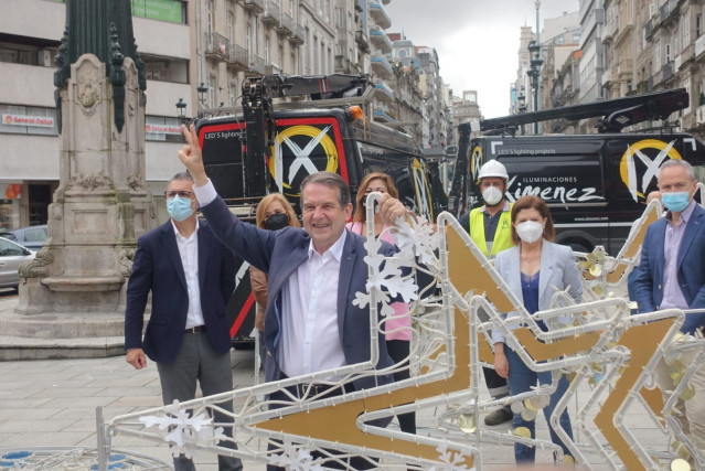 El alcalde de Vigo, Abel Caballero, acompañado de varios concejales, asiste al inicio en agosto del montaje del alumbrado navideño.