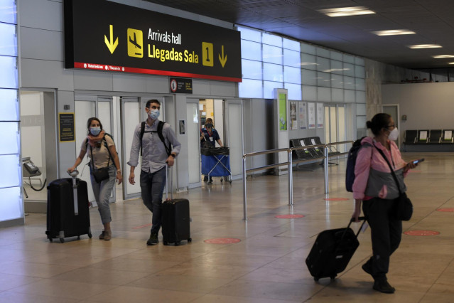 Archivo - Pasajeros procedentes de un vuelo con origen Gran Bretaña llegan a la terminal T1 del Aeropuerto Adolfo Suárez Madrid-Barajas