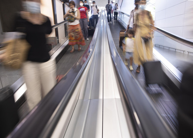 Archivo - Pasajeros en la estación de AVE de Atocha, durante el primer día de la primera 'Operación Salida' del verano 2021