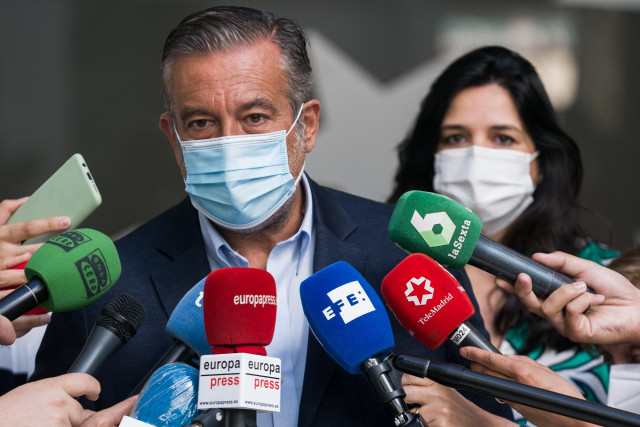 El consejero de Presidencia, Justicia e Interior de la Comunidad de Madrid, Enrique López, ofrece declaraciones a los medios de comunicación tras una reunión con la comisionada del Gobierno para la Atención las Víctimas de Terrorismo, Rocío López, a 6 de