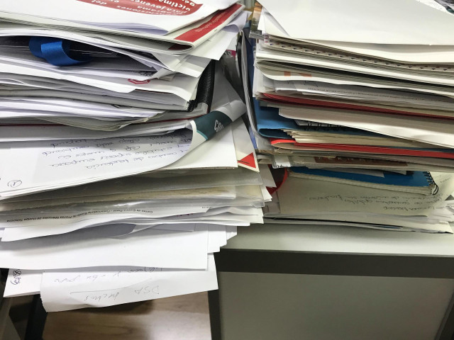 Archivo - Papeles, documentos, torre de folios, desorden de oficina