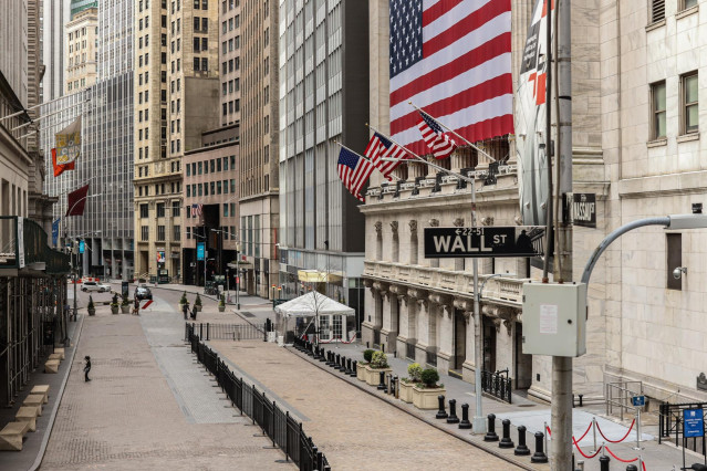 Archivo - March 22, 2020 - New York, New York, United States: Deserted Wall Street and New York Stock exchange usually filled with tourists on Sunday are empty. New York City has become the epicenter of the Covid 19 pandemic. With thousands of cases throu