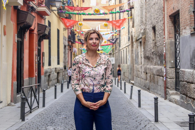 La portavoz del Partido Socialista en la Asamblea de Madrid, Hana Jalloul, en el barrio de Lavapiés, a 7 de agosto de 2021, en Madrid (España).
