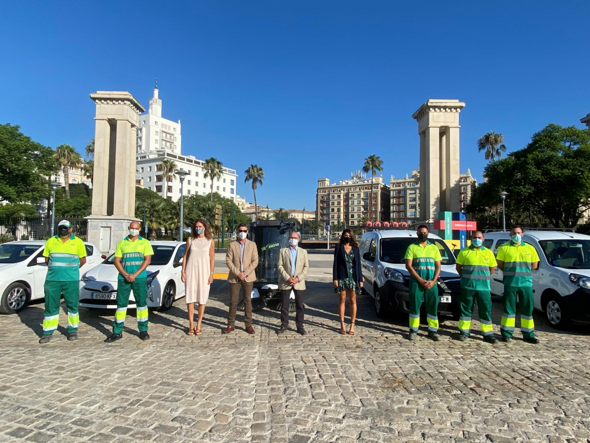 FCC Fotografu00eda de grupo con nuevos vehu00edculos y maquinaria