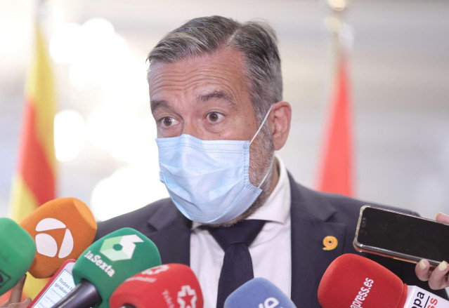 Archivo - El consejero de Presidencia, Justicia e Interior de la Comunidad de Madrid, Enrique López, ofrece declaraciones a los medios.