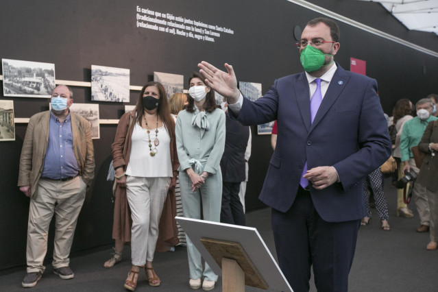 La ministra de Justicia, Pilar Llop (3i), y el presidente del Principado de Asturias, Adrián Barbón (1d), durante una visita a la 64ª edición de la Feria Internacional de Muestras de Asturias (Fidma), a 8 de agosto de 2021, en el Recinto Ferial Luis Adaro