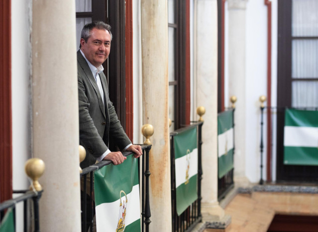 El alcalde de Sevilla y secretario general del PSOE de Andalucía, Juan Espadas, durante la entrevista concedida a Europa Press. A 31 de Julio de 2021, en Sevilla (Andalucía, España).