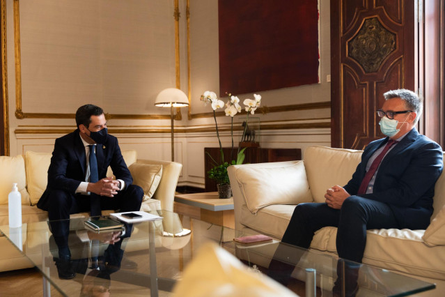 Archivo - El presidente de la Junta, Juanma Moreno, y el portavoz de Vox en el Parlamento de Andalucía, Manuel Gavira, en una imagen de 15 de junio.