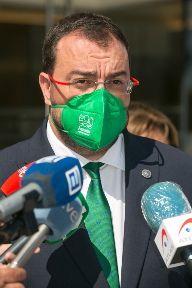 El presidente del Principado, Adrián Barbón, atiende a los medios en Castrillón.
