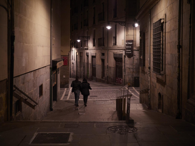 Archivo - Una pareja por la Calle Bajada de Javier de Pamplona alrededor de la media noche