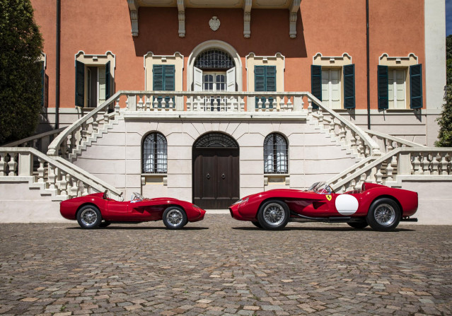 Archivo - Imagen de la réplica Testa Rossa J junto al original Testa Rossa 250 de 1957.