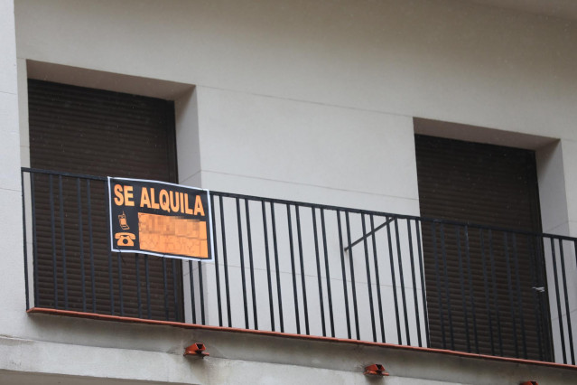 Archivo - Cartel en una terraza que anuncia el alquiler de una casa en Madrid (España), a 31 de marzo de 2020.