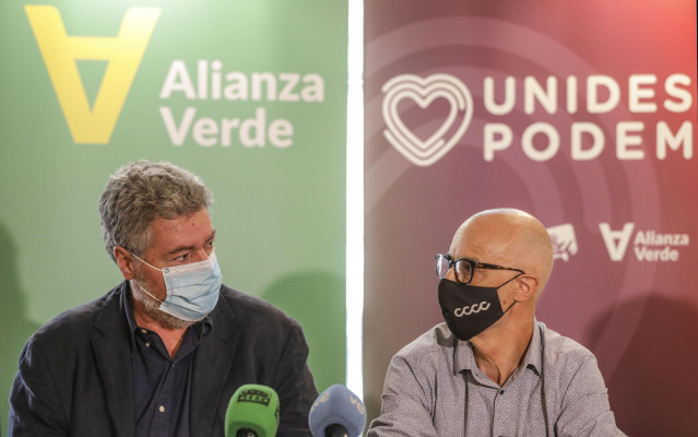 El coordinador de Alianza Verde y diputado de Unidas Podemos en el Congreso, Juantxo López de Uralde, con su  secretario de Estudios, Julià Álvaro