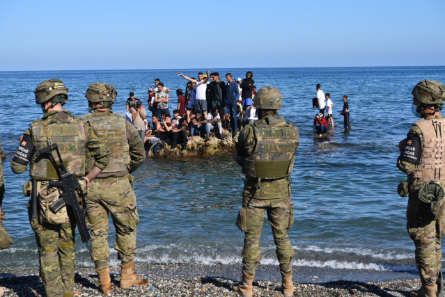 Archivo - Un militar del ejército español colabora en la orilla en una jornada marcada por las devoluciones en caliente que están efectuando a los migrantes que han entrado en Ceuta procedente de Marruecos, a 18 de mayo de 2021, en Ceuta, (España). Al men