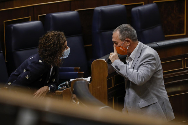 Archivo - La ministra portavoz y de Hacienda, María Jesús Montero; y el diputado de Compromís en el Congreso, Joan Baldoví, mantienen una conversación durante una sesión de control al Gobierno en el Congreso de los Diputados, en Madrid, (España), a 14 de