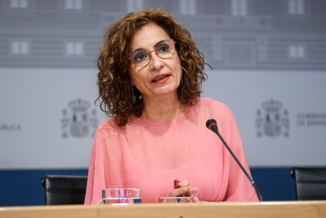 La ministra de Hacienda y Función Pública, María Jesús Montero, ofrece una rueda de prensa tras presidir la Conferencia Sectorial del Plan de Recuperación, Transformación y Resiliencia en la sede ministerial, a 2 de agosto de 2021, en Madrid (España).