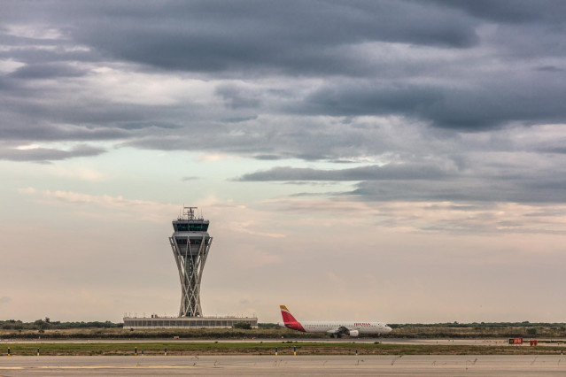 Archivo - Torre de control del Aeropuesto de Barcelona - El Prat.
