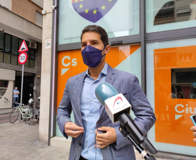 El portavoz de Cs en el Parlament, Nacho Martín Blanco, en declaraciones ante la sede de Cs en Barcelona