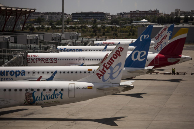 Archivo - Varios aviones de Air Europa en la terminal T4 del Aeropuerto Adolfo Suárez Madrid-Barajas.