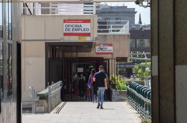 Archivo - Varias personas en la puerta de una oficina del SEPE el día en el que se han conocido los datos de paro de abril, a 5 de mayo de 2021, en Madrid (España). El número de parados registrados en las oficinas de los servicios públicos de empleo (anti