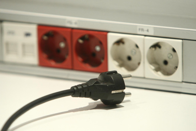 Archivo - Recusro electricidad. Luz. Enchufe.
