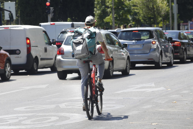 Archivo - Un 'rider' de Deliveroo