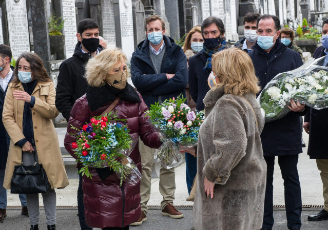 Archivo - La viuda de Gregorio Ordóñez, Ana Iríbar (i), y la presidenta del Colectivo de Víctimas del Terrorismo (Covite), Consuelo Ordóñez, sostienen un ramo de flores durante el acto en homenaje a Gregorio Ordóñez en el cementerio de Polloe, San Sebasti