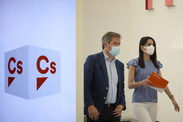 La presidenta de Ciudadanos, Inés Arrimadas, y el vicesecretario general y secretario de Comunicación del partido, Daniel Pérez Calvo.