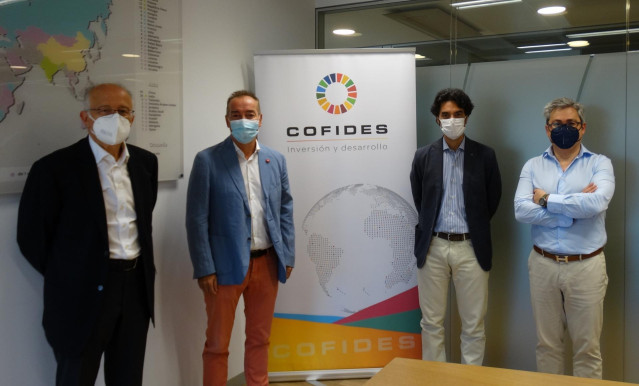 El director general y consejero delegado de DeltaComGoup, Ángel Carrancio y Antonio Peinado; y el director general y el director del departamento de Inversiones de Cofides, Miguel Ángel Ladero.