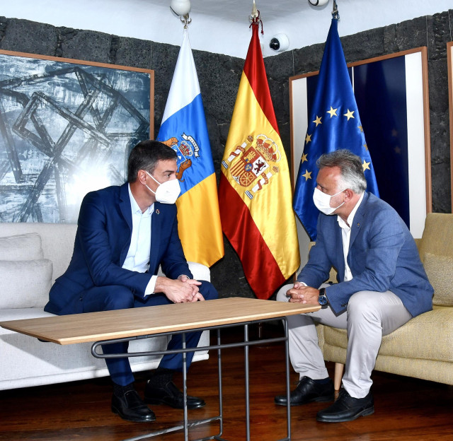 El presidente del Gobierno, Pedro Sánchez, reunido con el presidente de Canarias, Ángel Víctor Torres