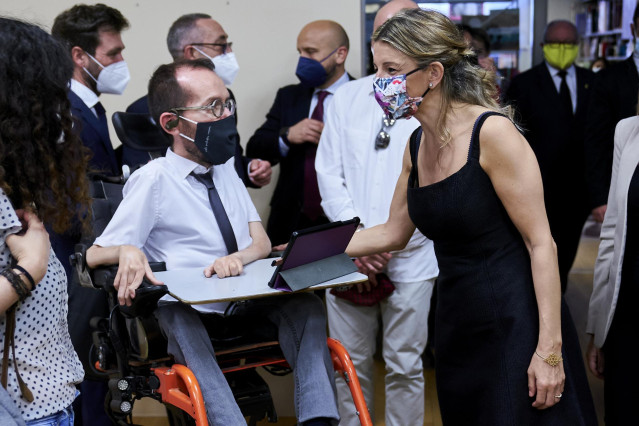 Archivo - El portavoz de Unidas Podemos en el Congreso, Pablo Echenique, y la vicepresidenta segunda del Gobierno y ministra de Trabajo y Economía Social, Yolanda Díaz.
