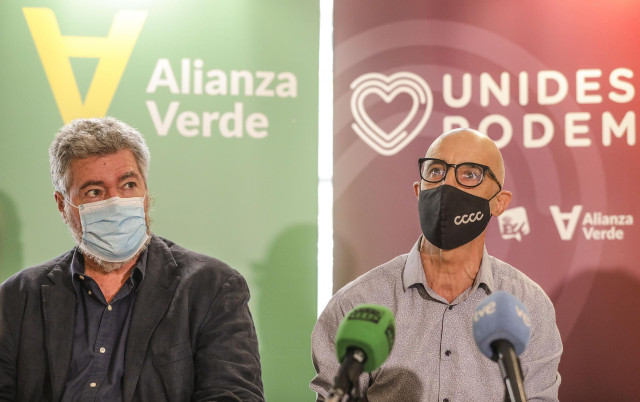 El coordinador de Alianza Verde y diputado de Unidas Podemos en el Congreso, Juantxo López de Uralde (i) y el secretario de Estudios y Programa de Alianza Verde, Julià Álvaro (d), durante la presentación del partido Alianza Verde.