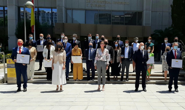 Archivo - La ministra de Industria, Comercio y Turismo, Reyes Maroto, y la secretaria de Estado de Comercio, Xiana Méndez, junto a los premiados de los Premios Nacionales de Comercio Interior 2020.