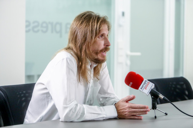 El coordinador general de Podemos en Castilla y León, Pablo Fernández, durante una entrevista para Europa Press en la sede de la agencia