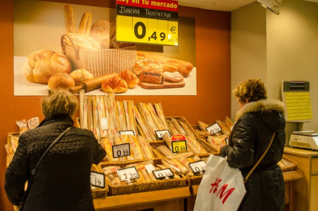 Archivo - Dos mujeres haciendo la compra en un supermercado