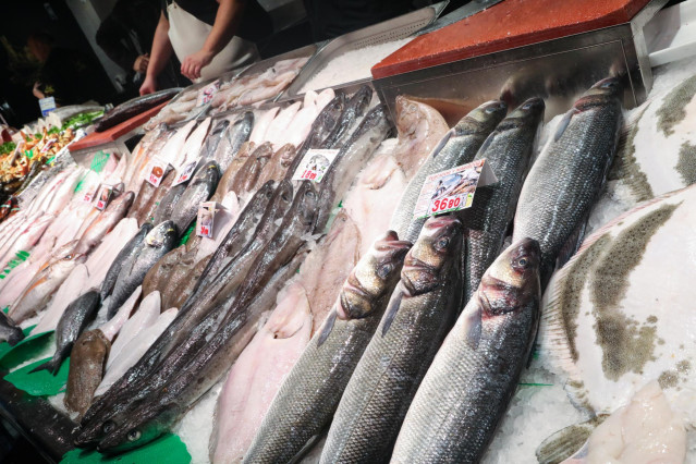 Archivo - Pescadería en un supermercado