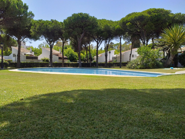 Archivo - Piscina de una urbanización de Estepona