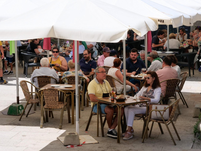 Varias personas en la terraza de un restaurante el día en que el TSXG declara nula la petición de certificado Covid para entrar en hostelería, a 12 de agosto de 2021, en Santiago de Compostela, A Coruña, Galicia (España). El Tribunal Superior de Xustiza d