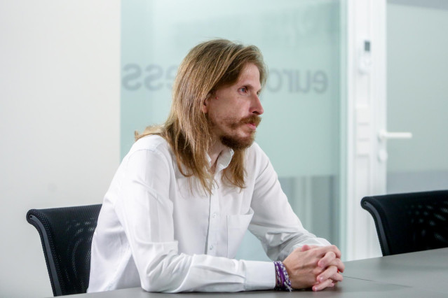 El coordinador general de Podemos en Castilla y León, Pablo Fernández, durante una entrevista para Europa Press en la sede de la agencia